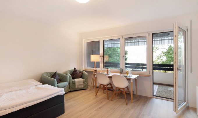 Bad Liebenzell Apartamento | Apartamento vacacional "Fe-Wo In Ruhiger Aussichtslage" con balcón y Wi-Fi
