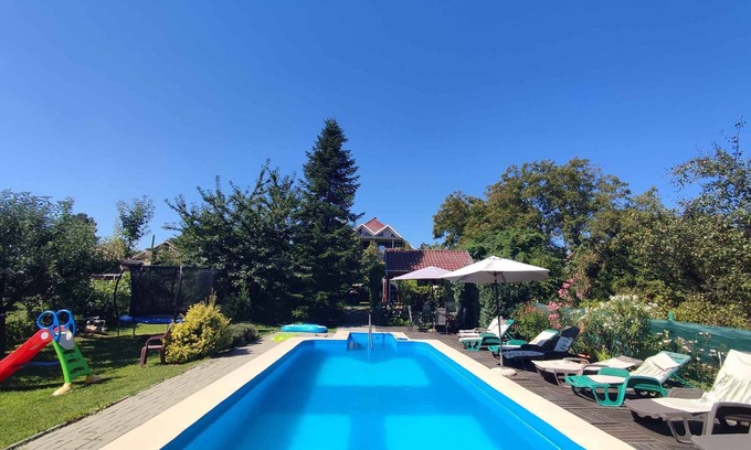 Balatonfoldvar Apartamento | Apartamento vacacional con piscina y parque infantil