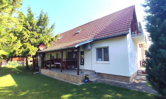 Balatonfenyves Apartamento | Apartamento vacacional con cenador y 2 baños