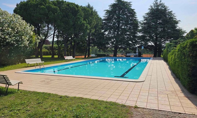 Colà Di Lazise Apartamento | Apartamento vacacional con aire acondicionado, piscina, tenis