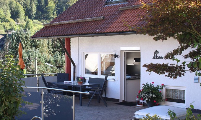 Calmbach Apartamento | Apartamento vacacional "Am Eiberg" con vistas a la montaña, terraza privada y Wi-Fi