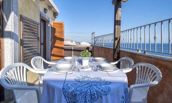 Castelsardo Historic Centre Apartamento | Apartamento vacacional "Attico Castelsardo" con vistas al mar, terraza privada y aire acondicionado