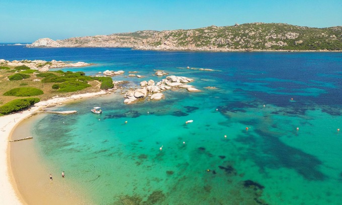 Capo Testa Apartamento | Apartamento vacacional 'Agostino' cerca de la playa con terraza, jardín compartido y Wi-Fi
