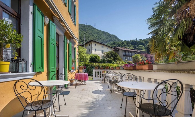Canale di Tenno Apartamento | Agritur Tenno Appartamento con balcones y vistas al jardín