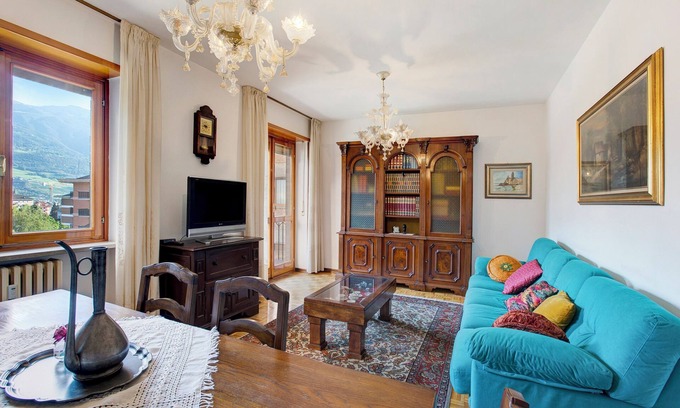 Aosta Apartamento | Apartamento vacacional "Aosta Family Home" con vistas a las montañas y balcón