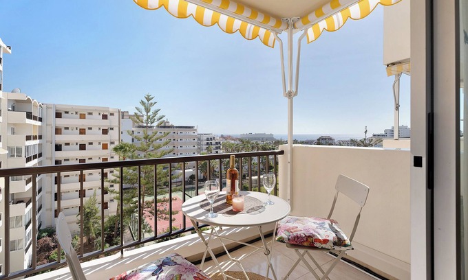 El Madronal Apartamento | Apartamento vacacional "Apto Svezda El Dorado" con vistas al mar, piscina climatizada compartida