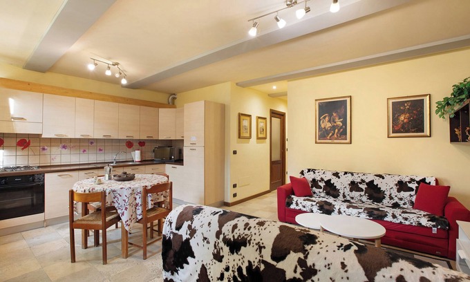 Aosta Apartamento | Apartamento vacacional 'Augusta Praetoria' con vistas a la montaña