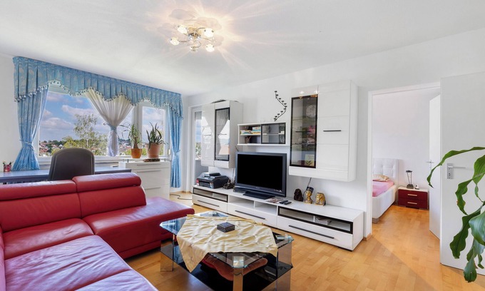 Eningen Apartamento | Apartamento vacacional 'Luminoso y tranquilo ático' con balcón y Wi-Fi