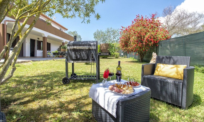 Santa Maria La Palma Otro | Holiday Apartment 'Casa Vacanza Baratz 2' with Mountain View, Garden & Wi-Fi
