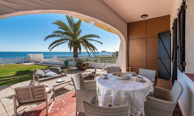 Sarroch Apartamento | Apartamento vacacional "Casa Nicole" cerca del mar con terraza y jardín compartido