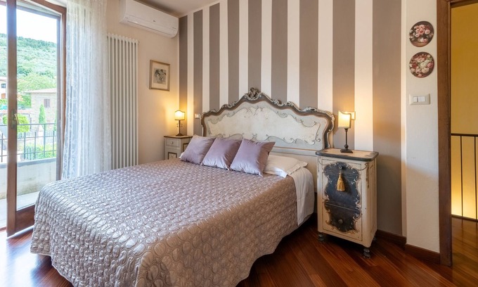 Puliciano Apartamento | Apartamento vacacional "Casa Le Rose" con vistas a la montaña, terraza privada y Wi-Fi