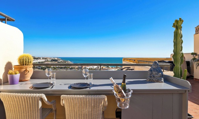 Mijas Apartamento | Apartamento 'Casa Rosado' con vistas al mar, piscina y Wi-Fi