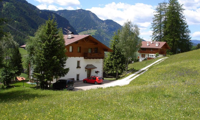 Ortisei Apartamento | Apartamento vacacional "Cësa Gravina Jubas" con vistas a la montaña, jardín y Wi-Fi