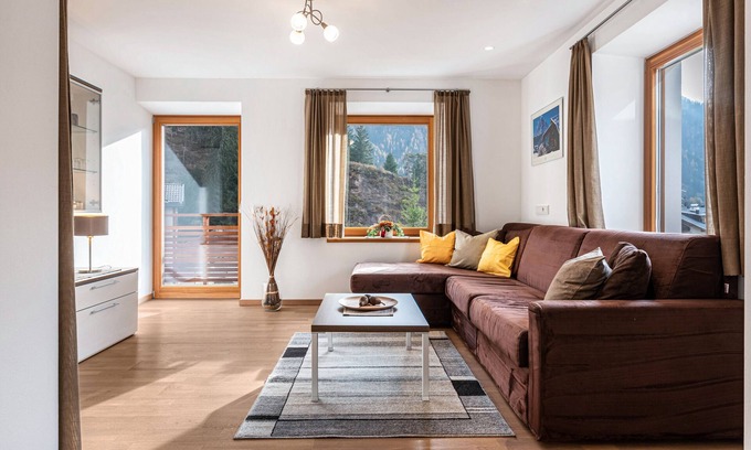 Ortisei Apartamento | Apartamento vacacional "Cesa Stefania" con vistas a la montaña y balcón