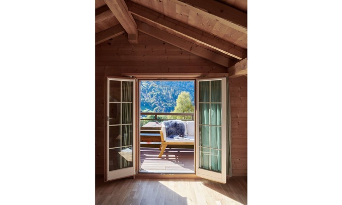 Klosters Dorf Apartamento | Apartamento vacacional "Dorf" con vistas a la montaña, balcón y Wi-Fi