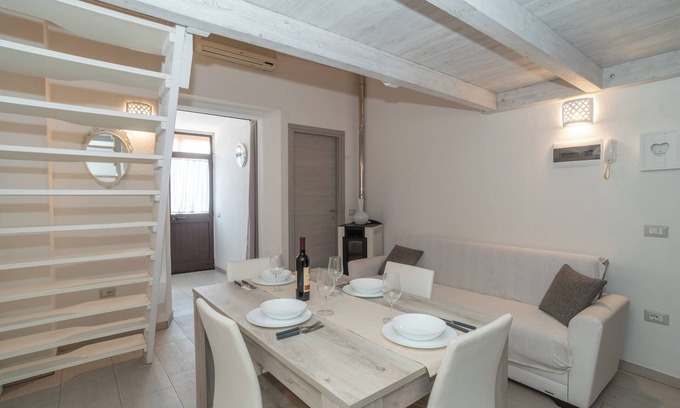 Olbia Apartamento | Apartamento 'Claudias House' con Wi-Fi, aire acondicionado y balcón