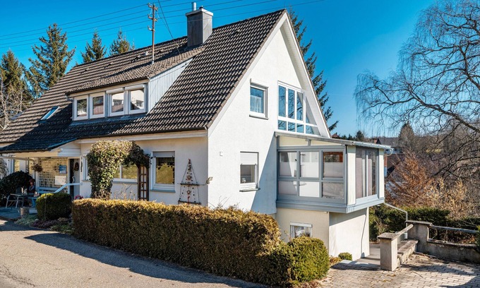 Obermusbach Apartamento | Apartamento 'Rosen-Ferienwohnung' con terraza privada, jardín compartido y Wi-Fi