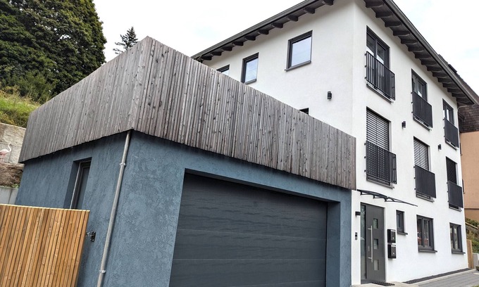 Freudenstadt Apartamento | Apartamento vacacional 'Schiller's Urban Escape' con vistas a la montaña, terraza privada y Wi-Fi