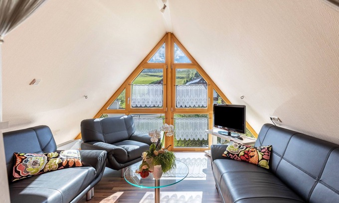 Unterkirnach Apartamento | Apartamento vacacional "Dachspitz - Junges Wohnen" con jardín compartido y Wi-Fi