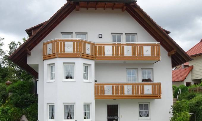 Unterkirnach Apartamento | Apartamento vacacional 'Marina Beha' con terraza privada, jardín comunitario y Wi-Fi