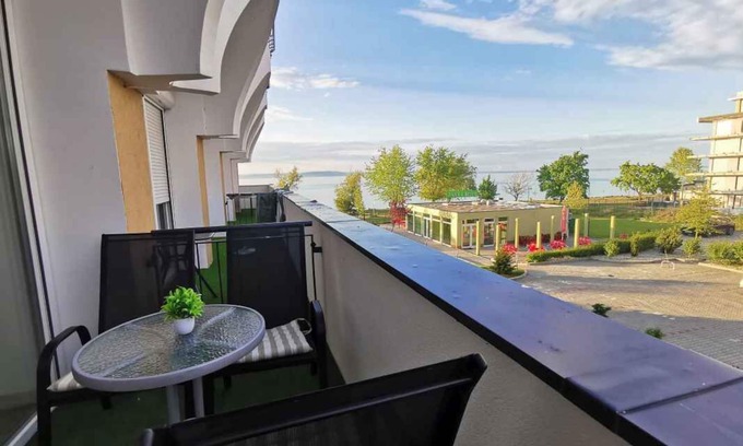 Siofok Apartamento | Holiday apartment directly on the water with free beach