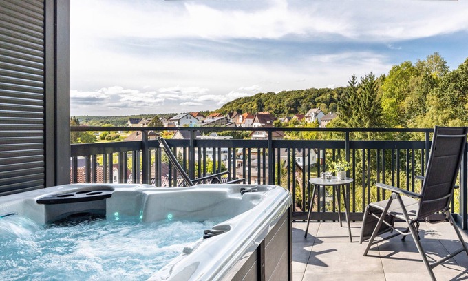 Altenbeken Apartamento | Apartamento vacacional "Egge Resort 7d" con balcón, jacuzzi y sauna con vistas al viaducto