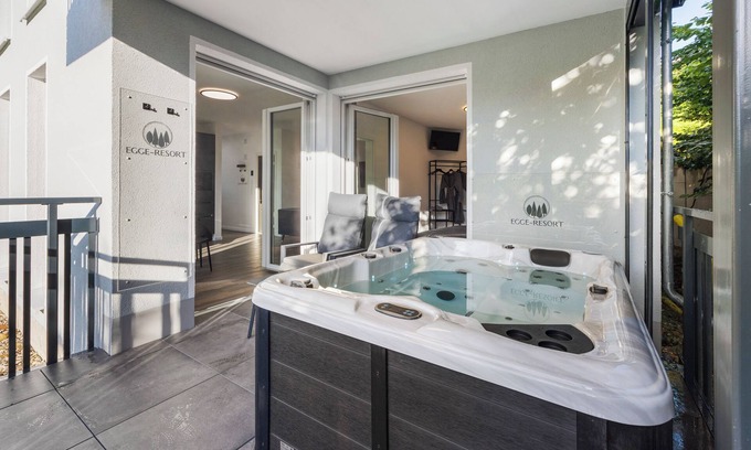 Altenbeken Apartamento | Apartamento vacacional "Egge Resort 7" con balcón, jacuzzi y sauna