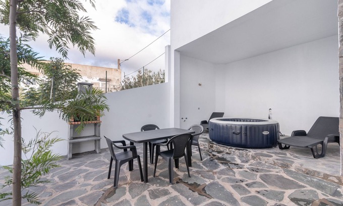 Santa Maria de Guia de Gran Canaria Apartamento | Apartamento de vacaciones 'El Mirador 1' con vistas al mar, terraza privada y Wi-Fi