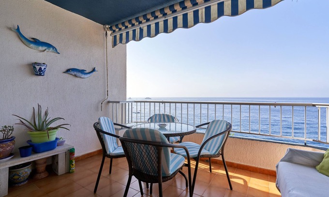 Almunecar Apartamento | Apartamento vacacional 'Epsilon 2 4f Primera Línea De Playa' con vistas al mar y piscina compartida