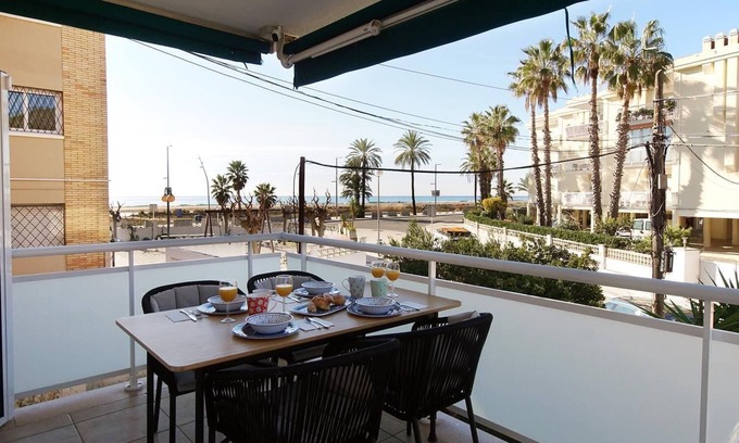 Castelldefels Apartamento | "Beach house Club Castelldefels" con vistas al mar, terraza, barbacoa, aire acondicionado y Wi-Fi