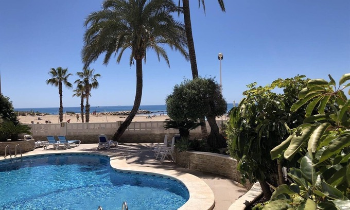 Calpe City Center Apartamento | Apartamento vacacional 'Primera línea de playa' con vistas al mar, piscina, jardín y Wi-Fi