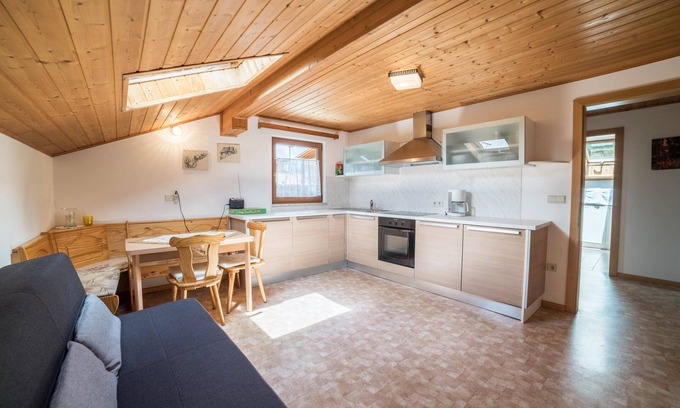 Verano Apartamento | Comfortable holiday apartment Greif in the area of Meran - Apartment C with Wi-Fi, balcony and view over the landscape; parking available