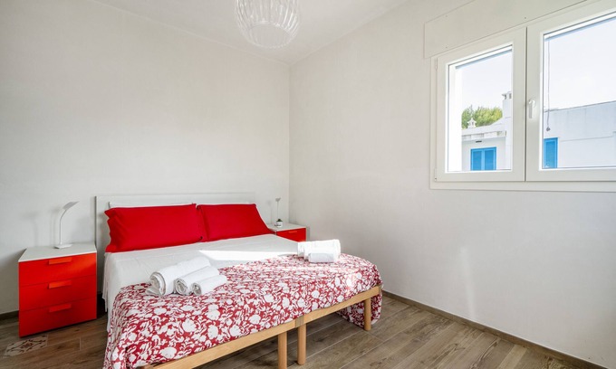 Savelletri Apartamento | Apartamento vacacional "Gufo Di Mare - Rosso" con vistas al mar, terraza privada y Wi-Fi
