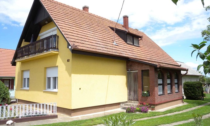 Balatonbereny Apartamento | Apartamento vacacional con cenador y asador en el jardín
