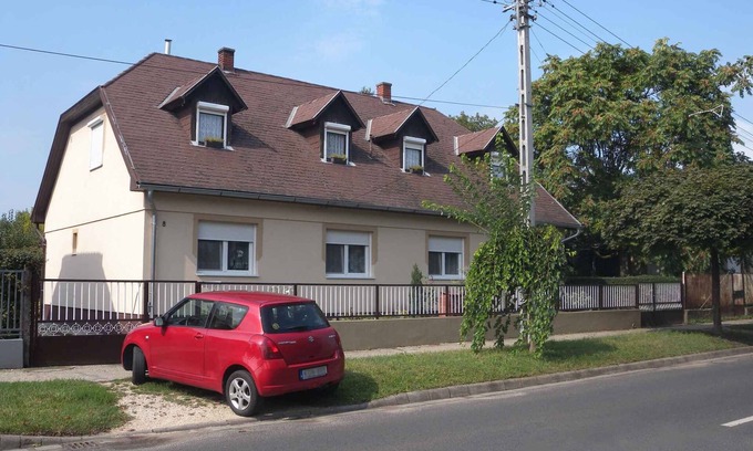 Balatonboglar Apartamento | Apartamento vacacional con pabellón de jardín en el medio