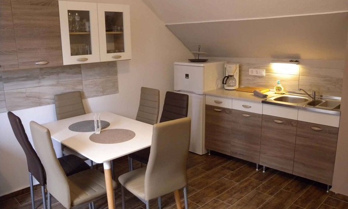 Balatongyorok Apartamento | Apartamento vacacional con acceso a Internet y jardín
