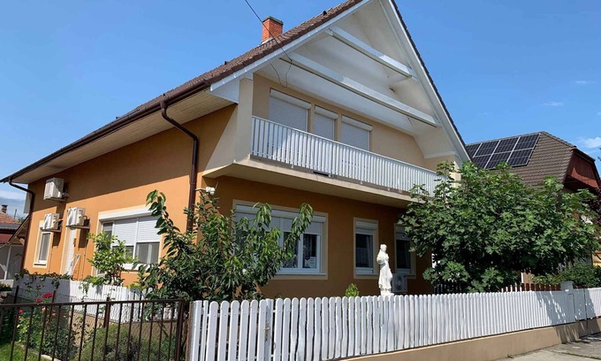 Balatonlelle Apartamento | Apartamento vacacional Apto para niños con decoraciones.
