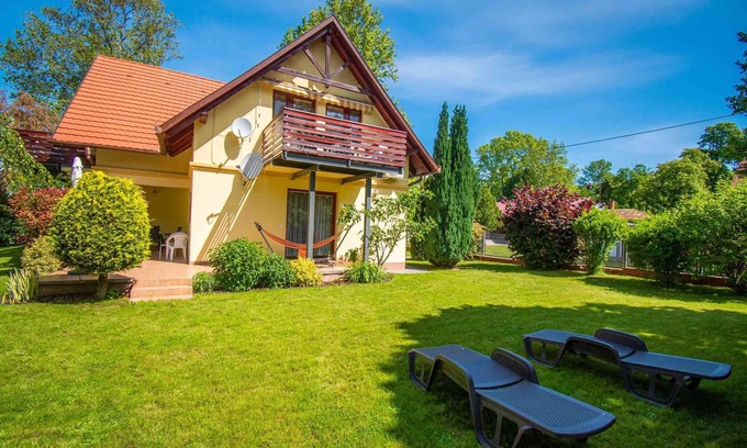 Balatonlelle Apartamento | Apartamento vacacional 250 metros de la playa.