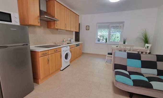 Balatonlelle Apartamento | Apartamento vacacional renovado en 2021 con aire acondicionado y wifi