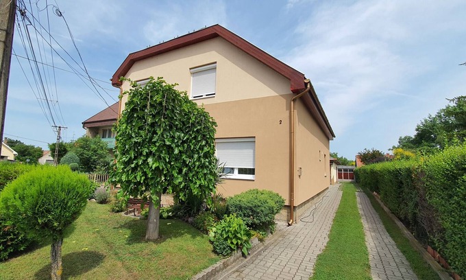 Balatonlelle Apartamento | Apartamento vacacional en la planta baja con internet