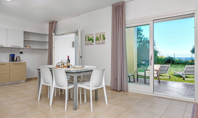Golfo Aranci Apartamento | Apartamento vacacional "Villa Marconi 5" con vistas al mar, terraza cubierta y amplio jardín