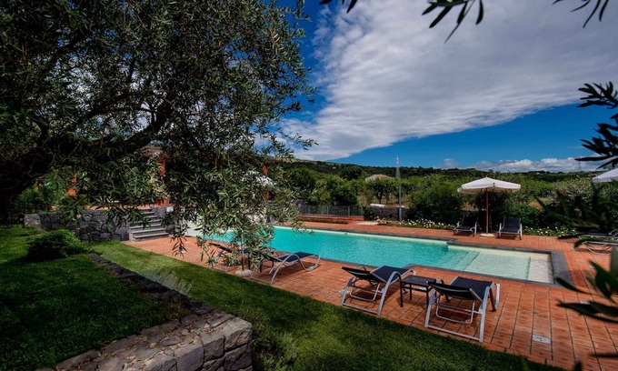 Linguaglossa Apartamento | Apartamento vacacional con jardín y piscina exterior