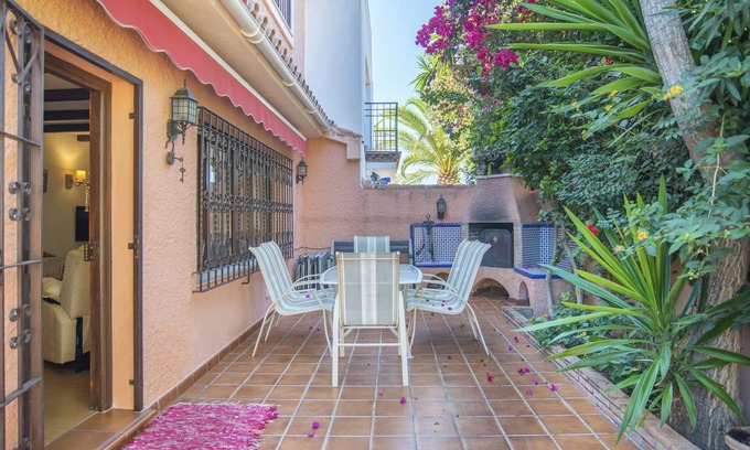 Urbanizacion Costabella Apartamento | Apartamento vacacional "Las Yukas" cerca de la playa con Wi-Fi, jardín y terraza