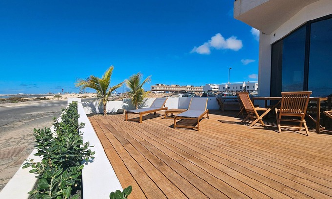 El Cotillo Apartamento | Holiday Apartment 'Maar Suites Cotillo 1 - Seafront' with Sea View, Private Terrace and Wi-Fi