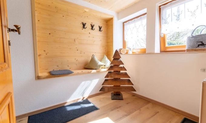 Schonach im Schwarzwald Apartamento | Apartamento vacacional 'Maisonette-Ferienwohnung' con vistas a la montaña, jardín comunitario y Wi-Fi