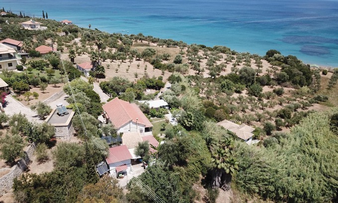 Kompi Apartamento | Apartamento sobre la hermosa playa de Peroulia, Wifi | Messinia, Peloponeso