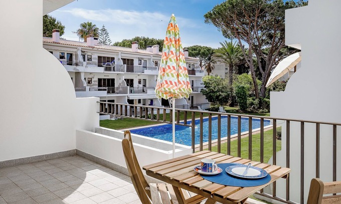 Vilamoura Apartamento | Apartamento vacacional 'Moura Mar' con piscina compartida, jardín compartido y Wi-Fi