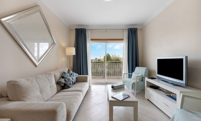 Portimao Apartamento | Apartamento vacacional "Palmeiras Reais 110" con vistas a la montaña y Wi-Fi