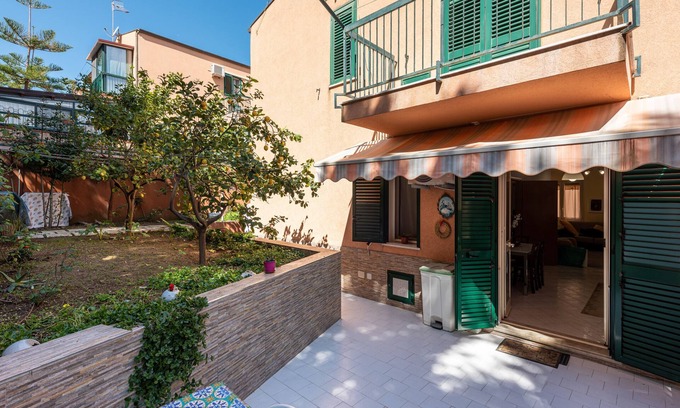 Cefalu Apartamento | Apartamento vacacional 'Paradiso Marino' con terraza, jardín y Wi-Fi