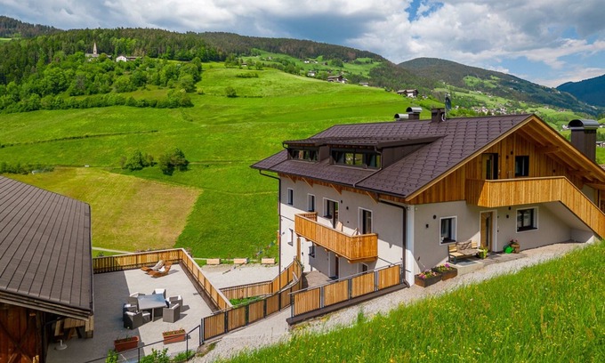 Funes Otro | Apartamento vacacional "Planerhof Apartment Alpenrose" con vistas a la montaña, terraza comunitaria y Wi-Fi